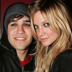 Ashlee Simpson Gantung Musik Demi Anak