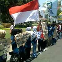 Dukung KPK, Mahasiswa Geruduk Mapolwiltabes Surabaya 