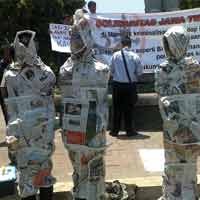 Dukung Bibit & Candra, Solidaritas Jatim Usung Pocong 