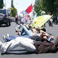 Aksi Tutup Mulut dan Tidur di Aspal Mahasiswa Situbondo untuk KPK 