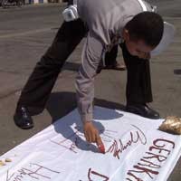 Dukung KPK, Warga Sumenep Gelar Salat Ghoib