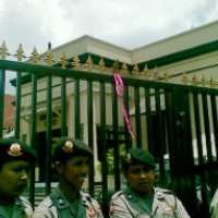 Pagar Mapolwiltabes Bandung Dipasangi Pita Warna Pink