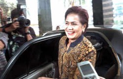 Tersenyum Lebar, Miranda Goeltom Kembali Diperiksa KPK