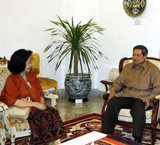 SBY Terima Nila Moeloek