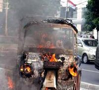 Bajaj Terbakar di Tugu Tani