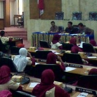 Kalau Dewan Kerja Sambil Facebookan Dipecat Enggak?