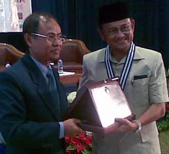 Habibie Terima Penghargaan ITB