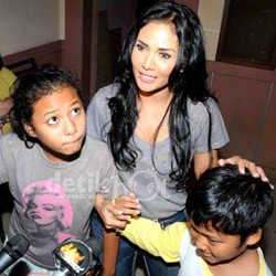 Dapat Izin Anang, KD Boyong Anak-anak ke Mal