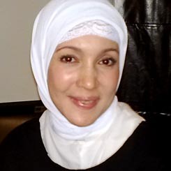 Pakai Jilbab, Henidar Amroe Siap Jadi Jahat