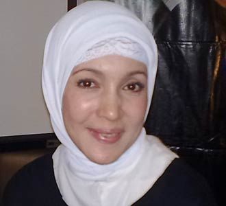 Henidar Amroe Kini Berjilbab