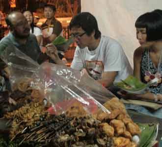 Mecel Lesehan Bareng Addie MS