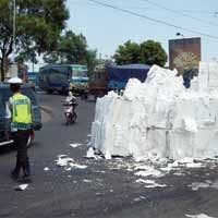 Kelebihan Muatan, Truk Muat Bakan Baku Kertas Terguling