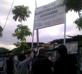 Ary Juariah Pasang Plang di Gasibu