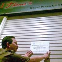 Kejari Segel Stand Pakaian di Royal Plaza