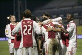Anderlecht Lolos, Ajax Menunggu