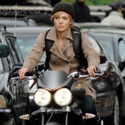 Angelina Jolie Tunggangi Triumph Street Triple R di Salt