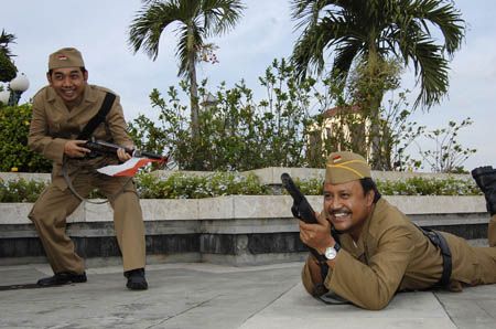 Perang-perangan di Tugu Pahlawan