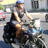 Obsesi Badut Spanyol Keliling Dunia dengan Sepeda 