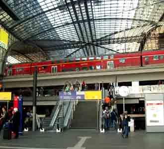 Stasiun Berlin Hauptbahnhof Serba Kaca
