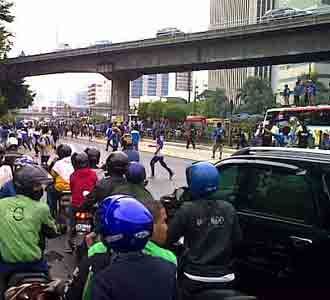 Suporter Sepak Bola Macetkan Gatsu