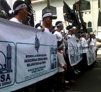 Konjen AS di Surabaya Didemo