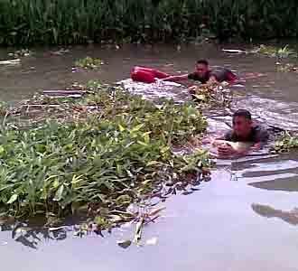 Marinir Bersih-bersih Kali Surabaya
