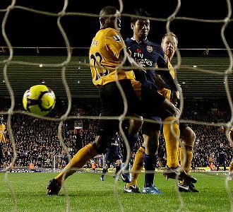 Pesta Arsenal di Kandang Serigala