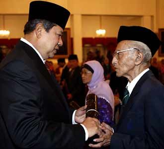 SBY Anugerahkan Gelar Pahlawan