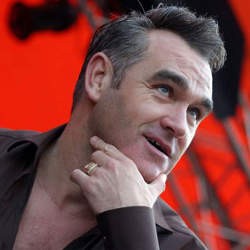 Kepala Dilempar Botol, Morrissey Stop Konser