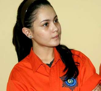 Jennifer Dunn Berbaju Tahanan