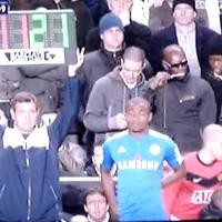 Chelsea-MU Bertarung, Fans Sikat Gigi di Tribun