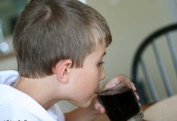 Doyan Minum Manis Bikin Anak Gendut Saat Remaja