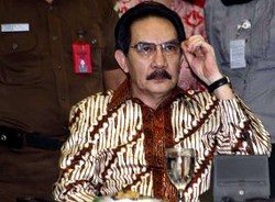 Hakim Perhatikan Antasari Gemar Pakai Batik