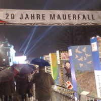 Meruntuhkan Lagi Tembok Berlin