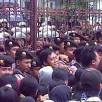 Desak UMK Layak, Ribuan Buruh Kepung Balaikota Semarang