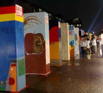 Meruntuhkan Ulang Tembok Berlin