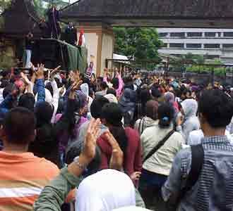 Buruh Tuntut Upah di Balaikota