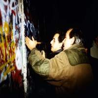 Foto Tembok Berlin Presiden Prancis Hebohkan Facebook