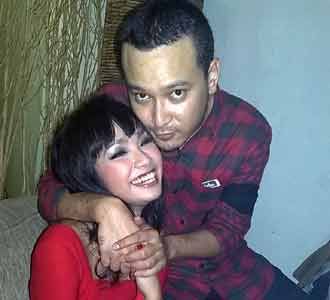 Banyu Biru Peluk Mesra Intan Ayu