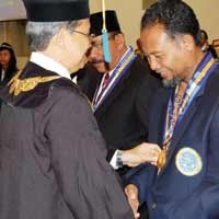 Dies Natalis ke-55 Unair, Pengacara KPK Raih Penghargaan