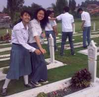 Usai Upacara, Ratusan Pelajar Berfoto di TMP Cikutra