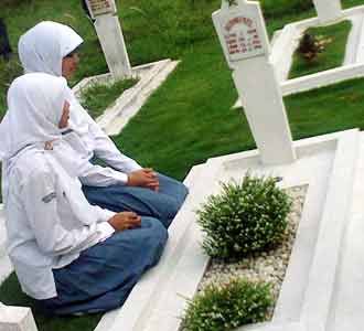 Berziarah di Hari Pahlawan