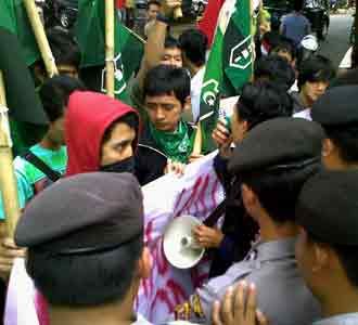 HMI Bandung Geruduk Kejati Jabar