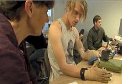 Tangan Palsu yang Bisa Merasa