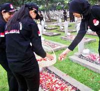 Satpam Tabur Bunga di TMP