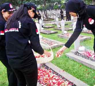 Satpam Tabur Bunga di TMP