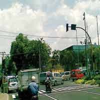 Lampu TL Mati,  Perempatan Ambengan-Jaksa Agung Macet 