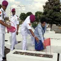 Prajurit Marinir Ziarah dan Tabur Bunga ke TMP 