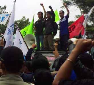 Buruh Cimahi Tuntut Kenaikan Upah