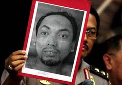 Puluhan Polisi Rekonstruksi Bom Marriott-Ritz di Mampang